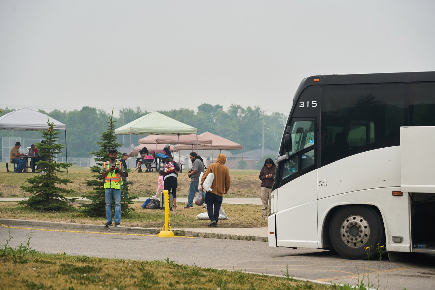 Evacuees arrive in Winnipeg as wildfires force thousands out, bring smoke advisories | iNFOnews.ca