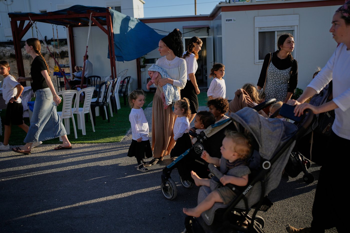 Israeli settlers, some armed, celebrate a new synagogue in the occupied West Bank, in photos | iNFOnews.ca