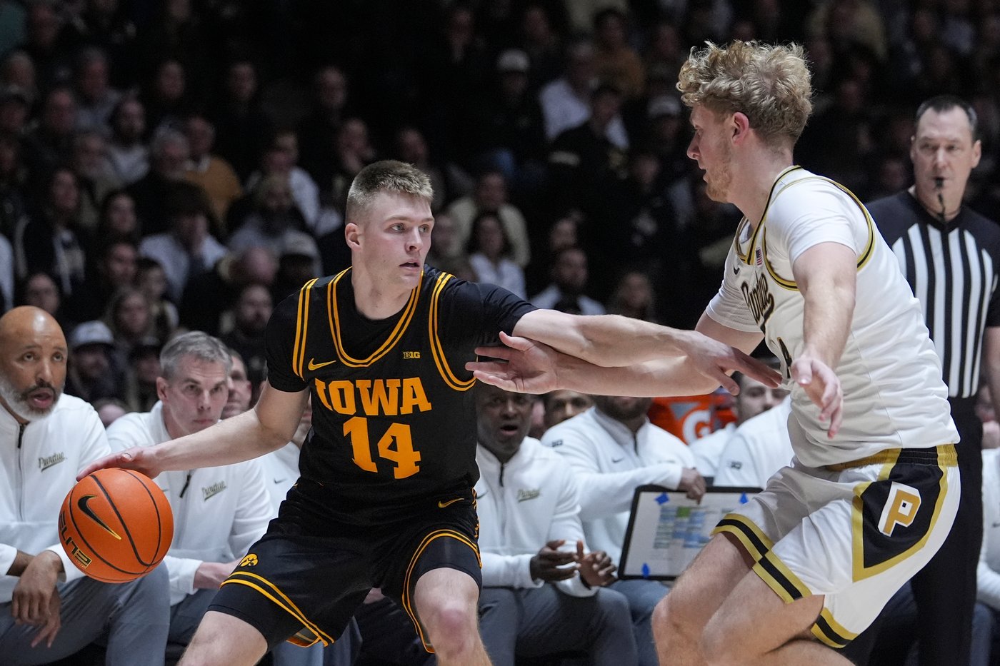 Braden Smith leads 2nd-half charge in No. 5 Purdue's 79-72 comeback victory over Iowa | iNFOnews.ca