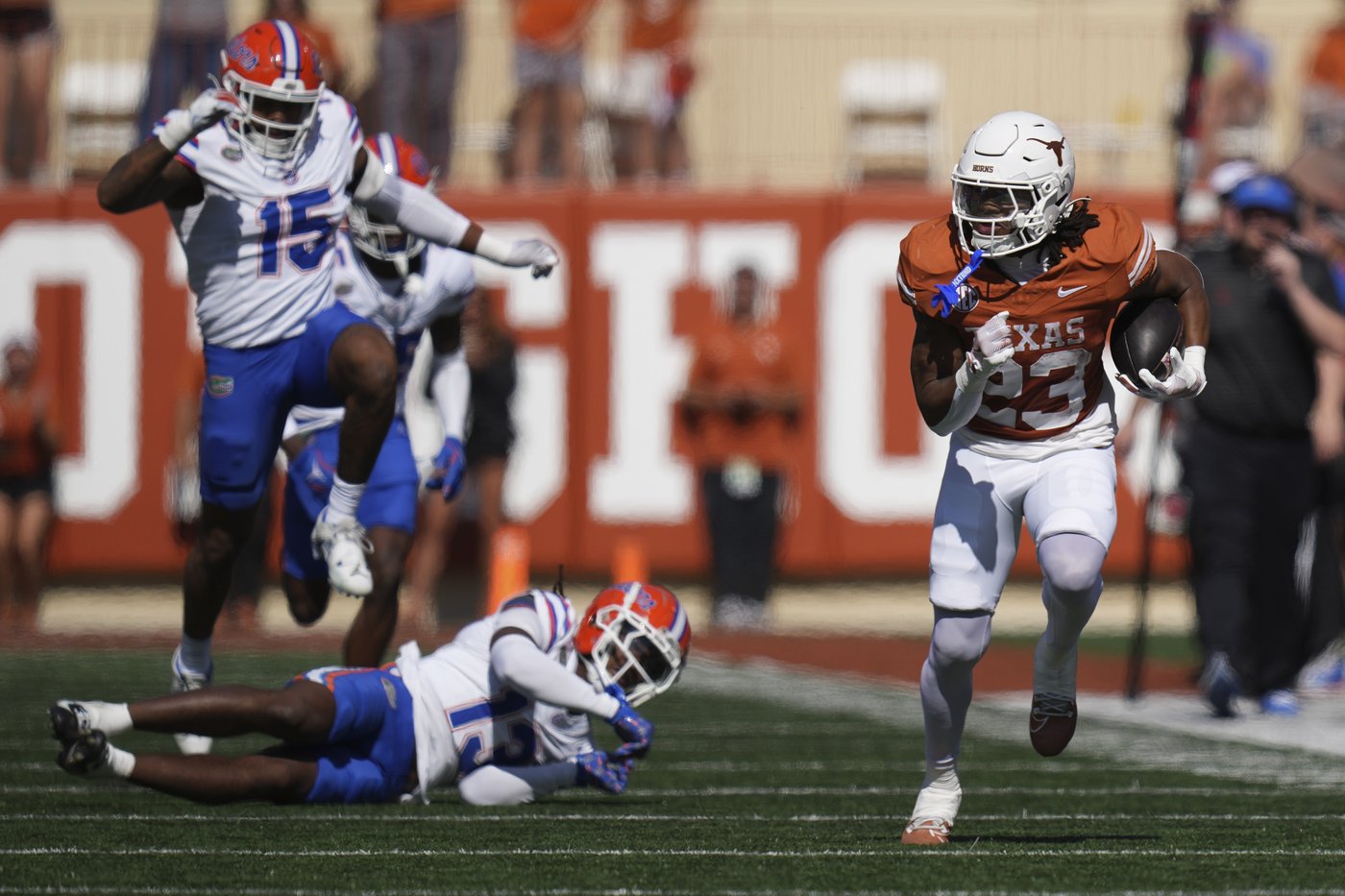 Ewers' 5 TD passes lead No. 5 Texas in 49-17 rout of struggling Florida | iNFOnews.ca
