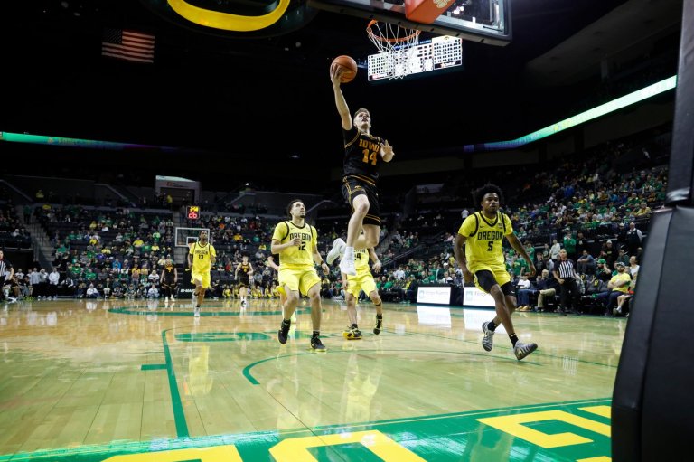 Stirtz scores career-high 32, Iowa beats Oregon 84-66 to extends Ducks' skid to 8 games | iNFOnews.ca