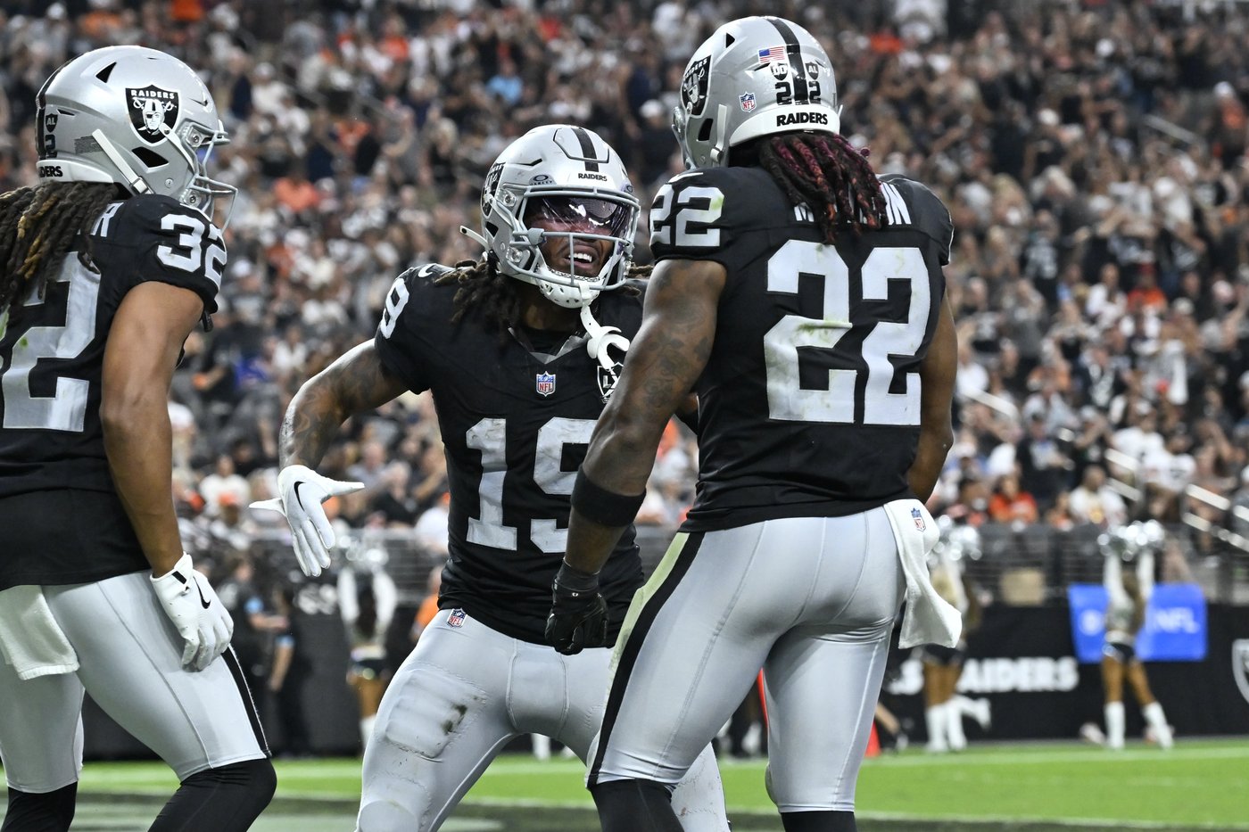Raiders hold off Browns to win 20-16 behind defense and newfound running game | iNFOnews.ca