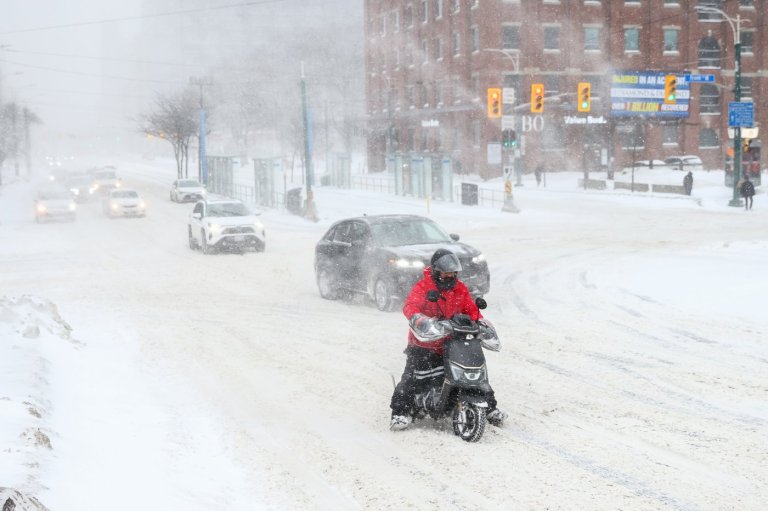 Travel delays expected as Toronto clears mountains of weekend snow | iNFOnews.ca