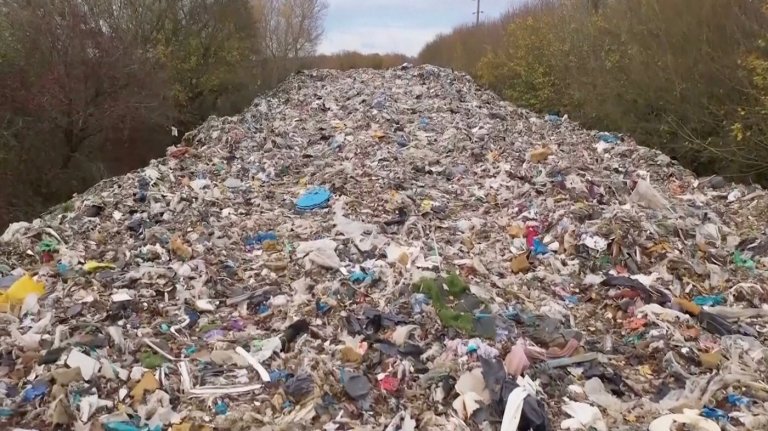 Mountain of illegally dumped trash near Oxford river causes outcry in England | iNFOnews.ca