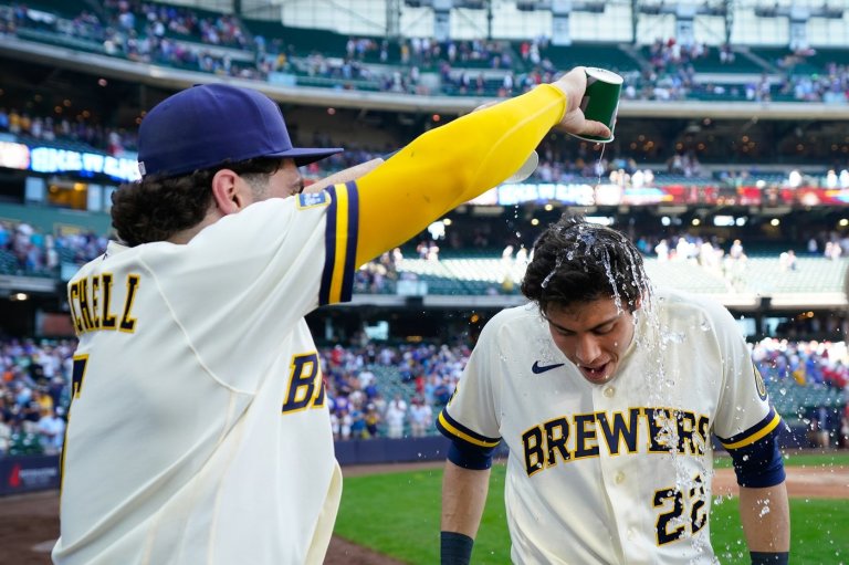 Hitless through seven innings, Brewers rally in eighth to beat Cardinals 2-1 | iNFOnews.ca