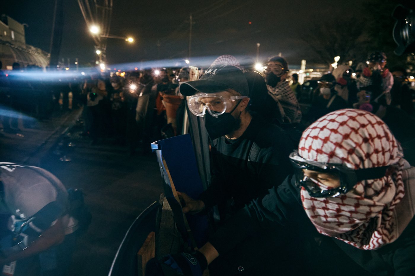 Photos show protestors and ICE agents clashing outside a New Jersey detention center | iNFOnews.ca