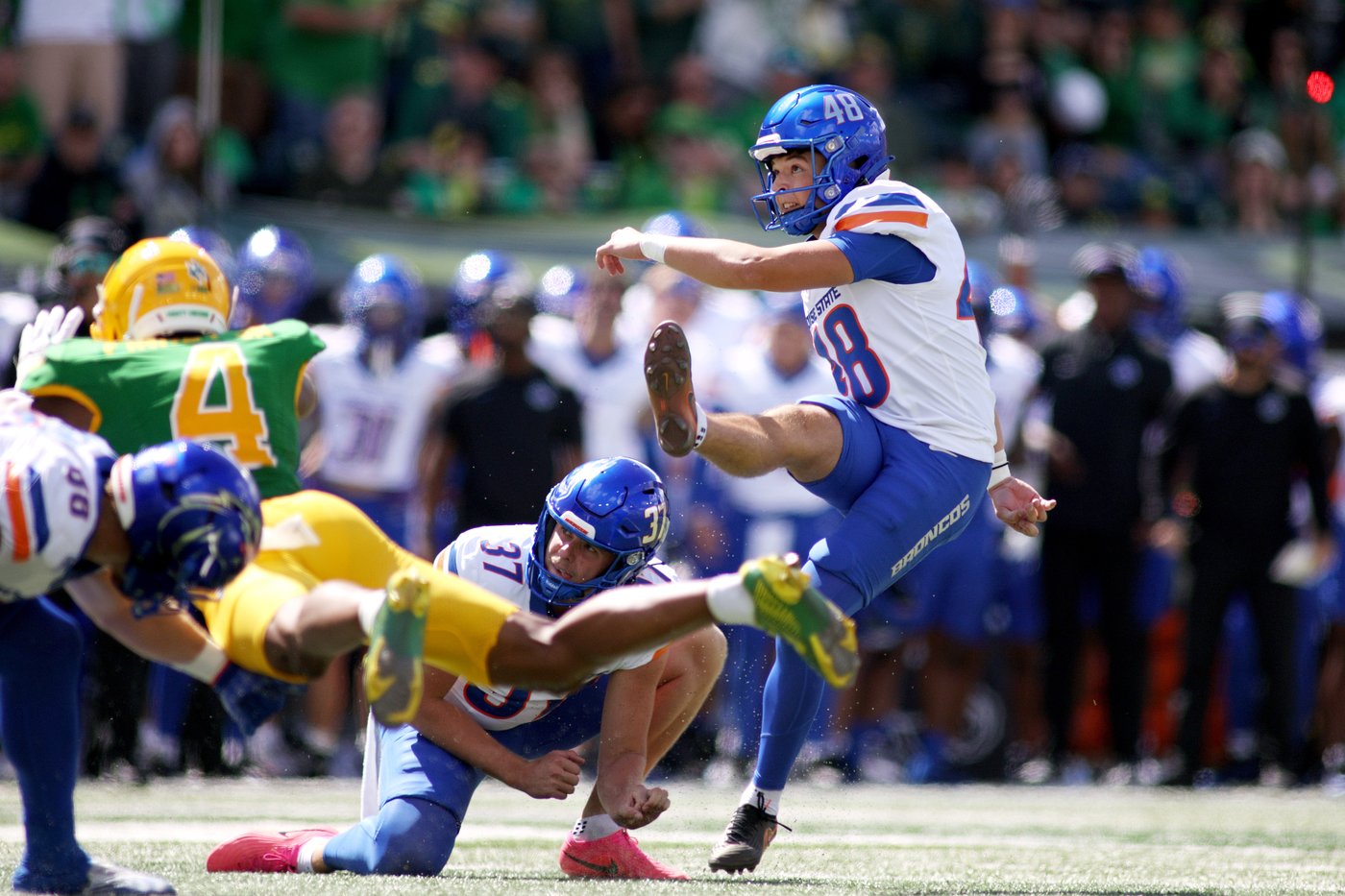 Moore throws for 3 TDs and No. 2 Oregon overcomes a slow start to beat Boise State 34-27 | iNFOnews.ca Moore throws for 3 TDs and No. 2 Oregon overcomes a slow start to beat Boise State 34-27 | iNFOnews.ca