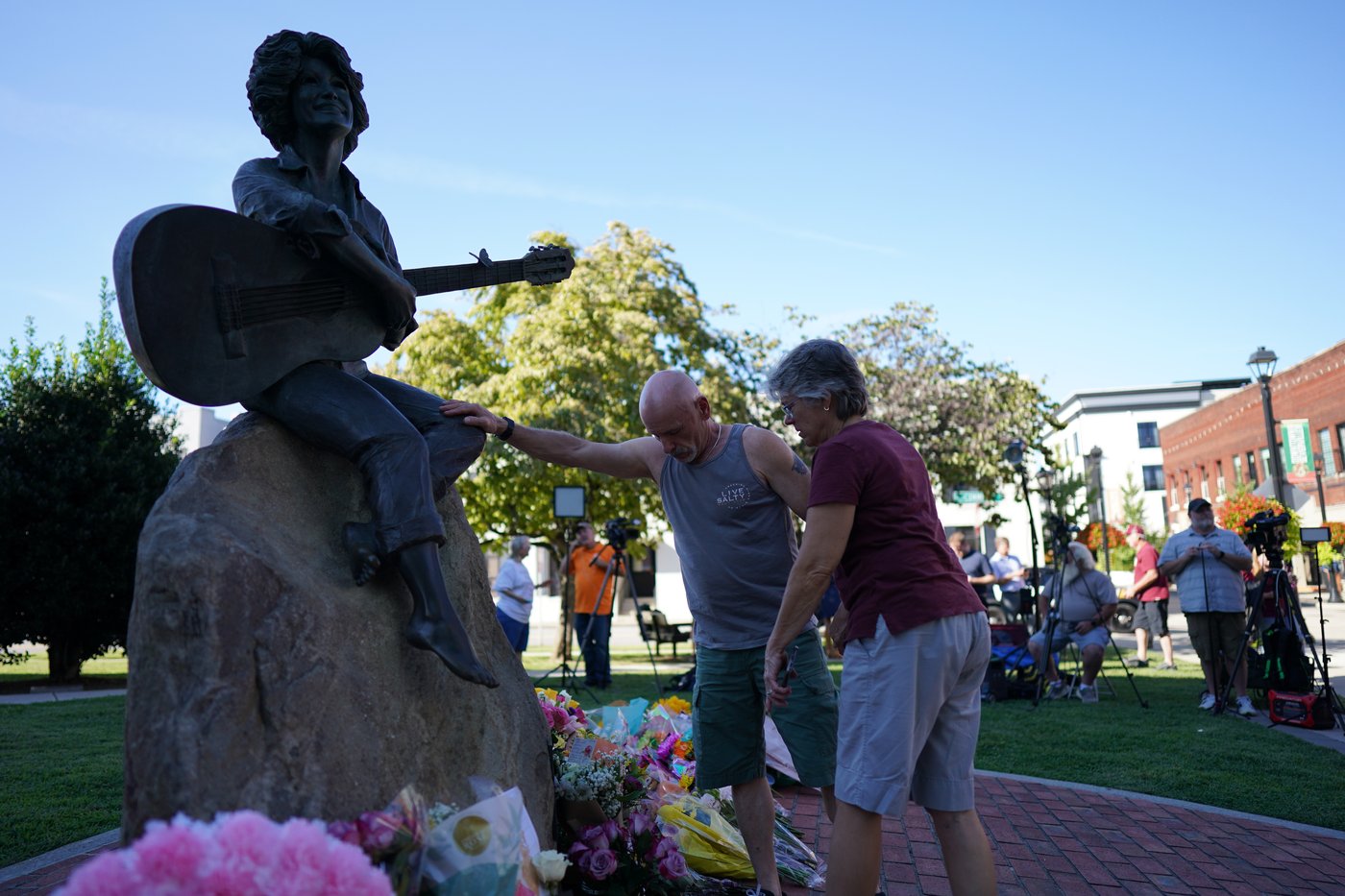 Dolly Parton's love of the Great Smoky Mountains helped transform her hometown | iNFOnews.ca
