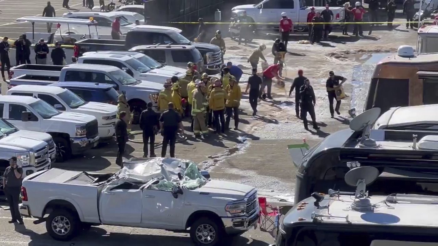 3 hurt when small plane crashes near Southern California dragstrip hosting racing event | iNFOnews.ca 3 hurt when small plane crashes near Southern California dragstrip hosting racing event | iNFOnews.ca