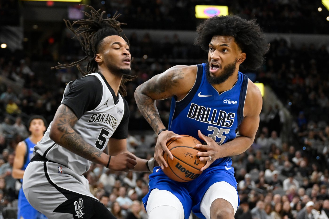 The ball bounced Castle's way for a career-high 40 points in triple-double in Spurs' win over Mavs | iNFOnews.ca
