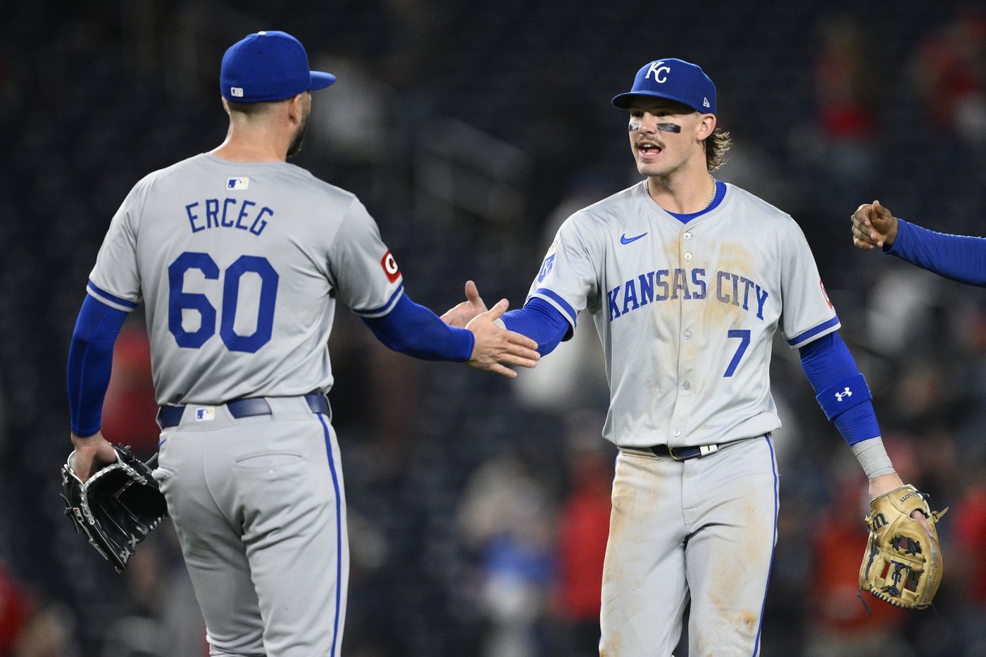 Royals seize on throwing error in 10th to beat Nationals 1-0 and hold on to 2nd AL wild card | iNFOnews.ca