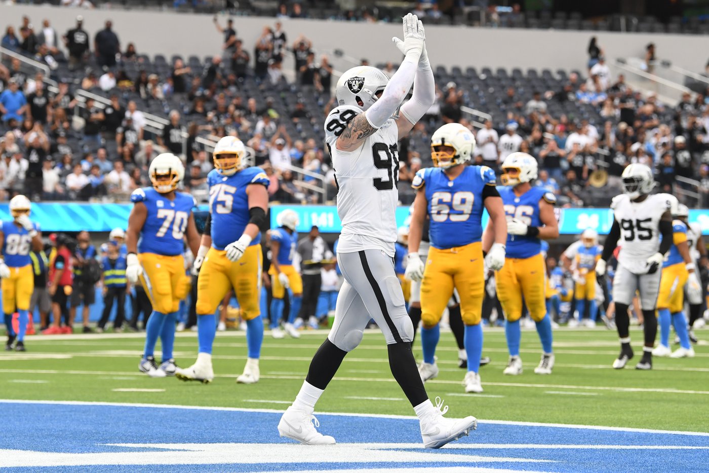 Raiders' pass rush helping to drive 2-0 start | iNFOnews.ca