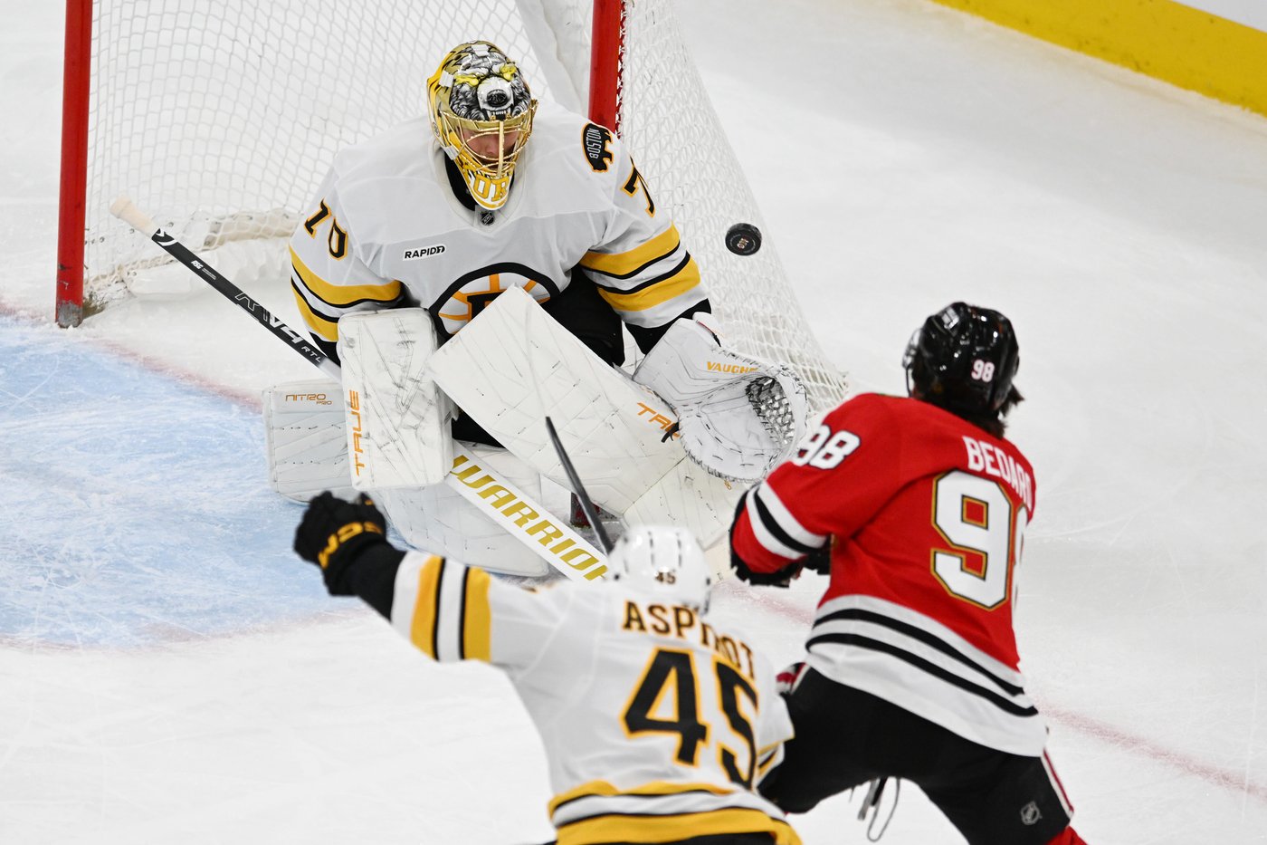 Bruins beat Blackhawks 5-2, extend winning streak to six games | iNFOnews.ca