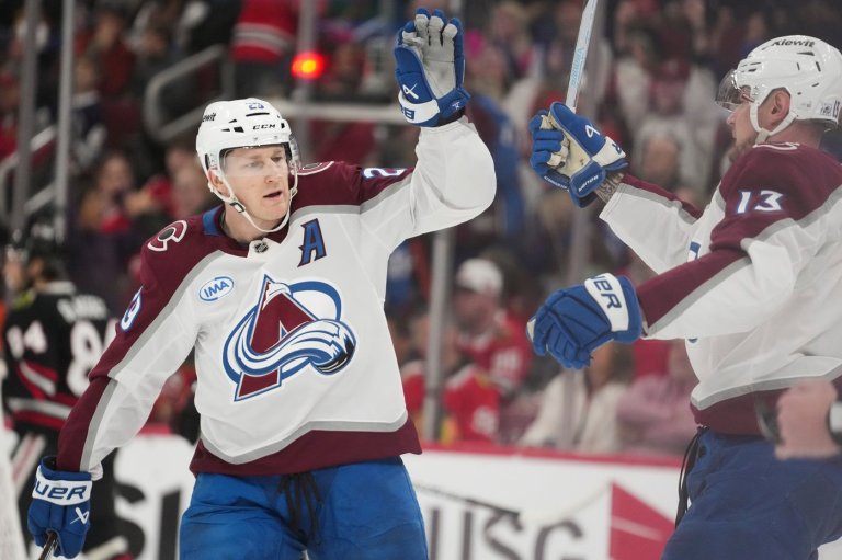 MacKinnon stars as the Avalanche beat the Blackhawks 4-1 to clinch playoff spot | iNFOnews.ca