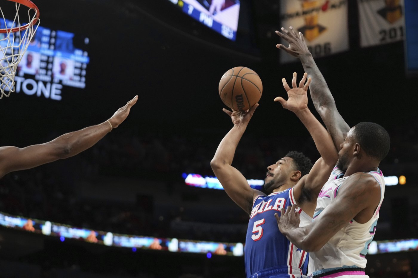Robinson scores 21, Herro adds 20 and Heat rally late to beat 76ers 117-105 | iNFOnews.ca