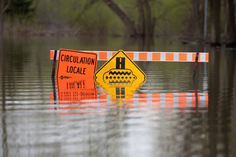 St-Jérôme, Que., closes bridge, distributes sandbags as water levels rise | iNFOnews.ca