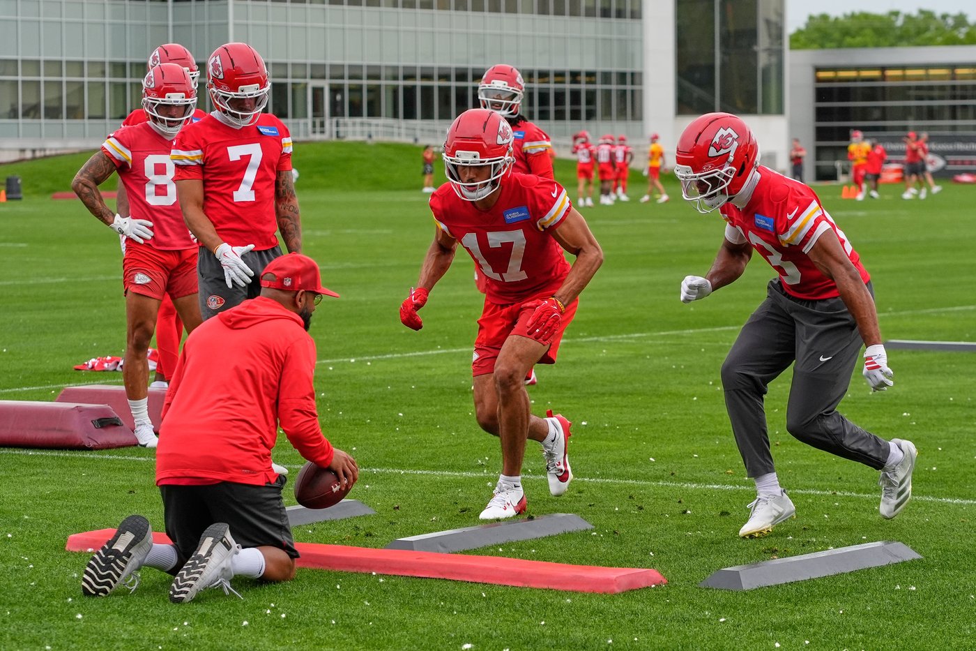 Patrick Mahomes takes a big step forward on his repaired knee, joining Chiefs for voluntary workouts | iNFOnews.ca Patrick Mahomes takes a big step forward on his repaired knee, joining Chiefs for voluntary workouts | iNFOnews.ca