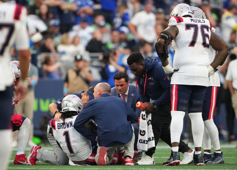 A.J. Brown leaves his Patriots debut with an ankle injury | iNFOnews.ca