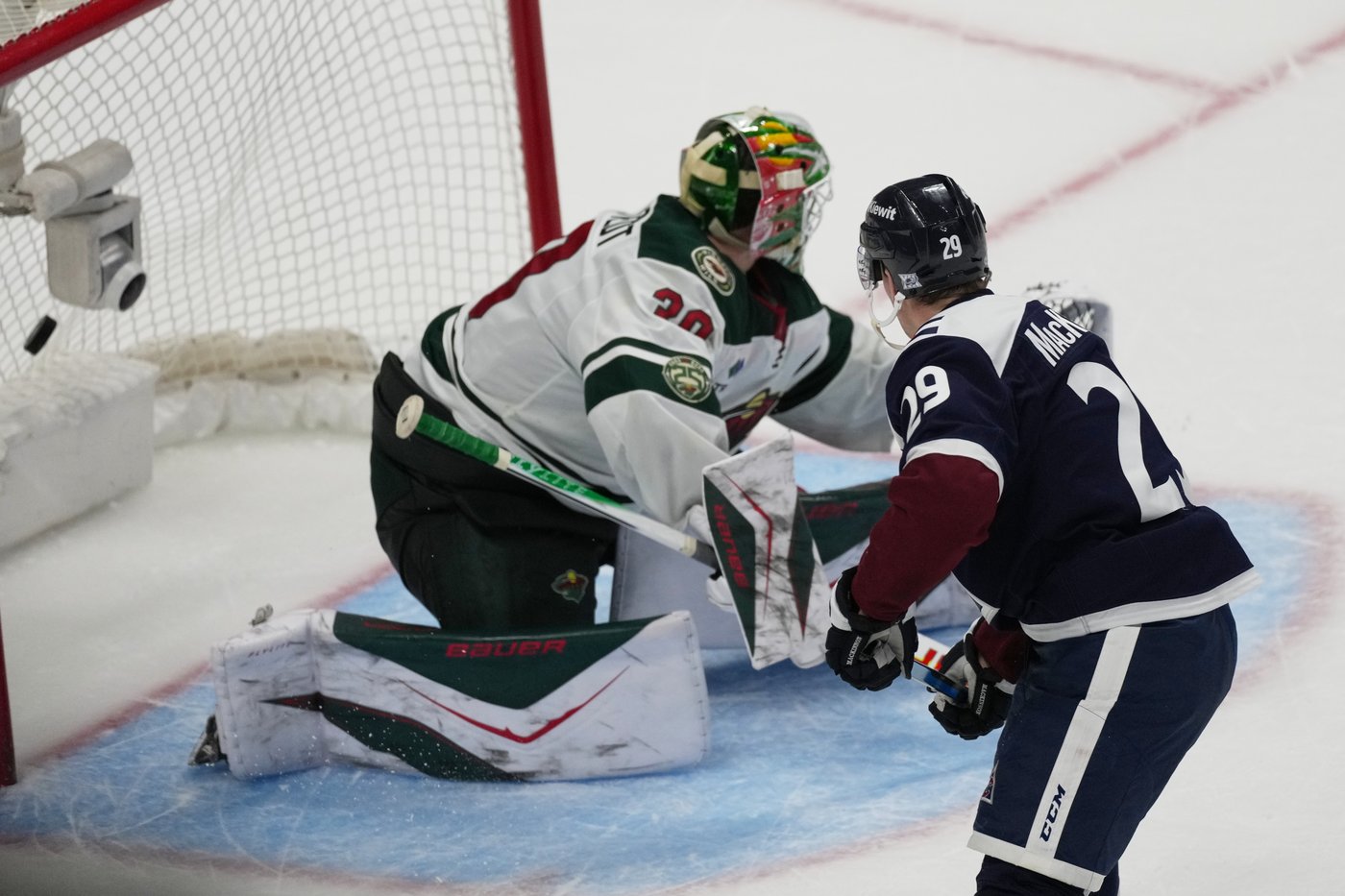 MacKinnon scores in shootout to lift Avalanche over Wild 3-2 | iNFOnews.ca