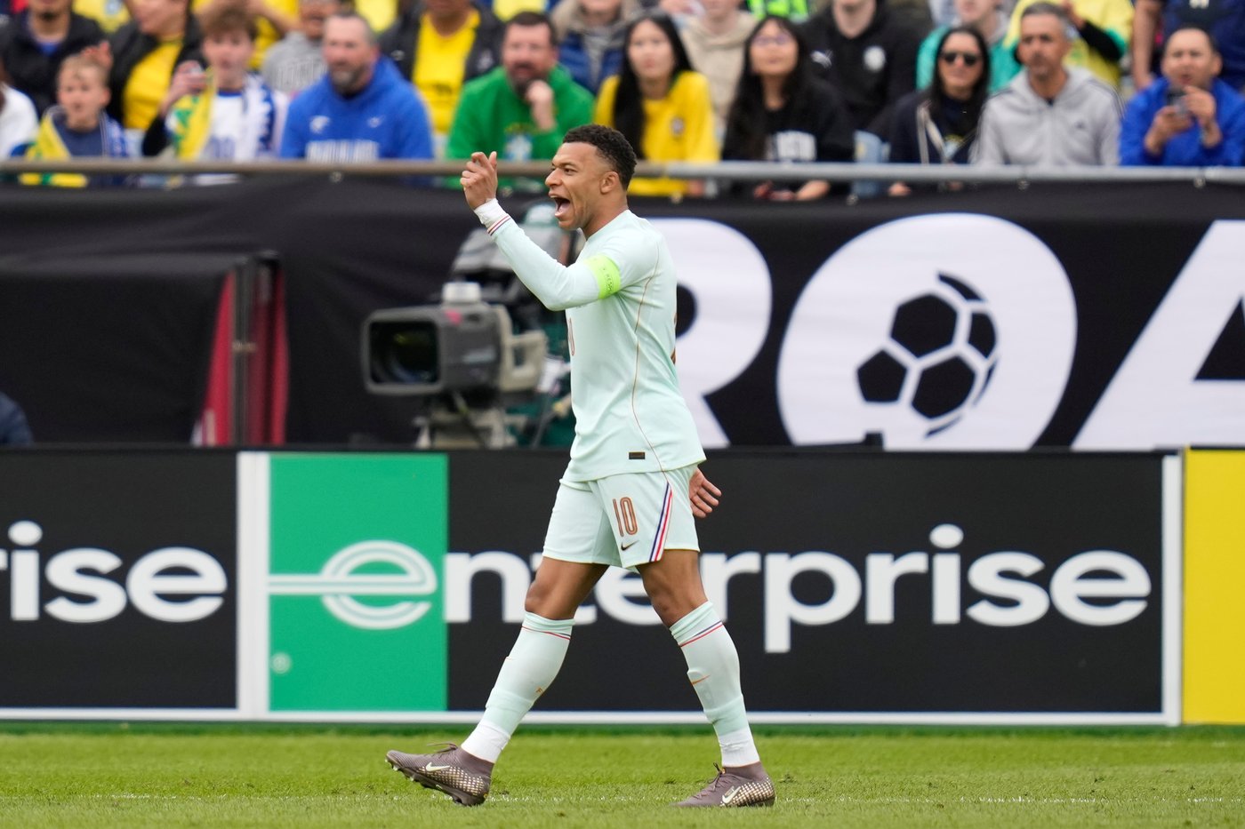 Kylian Mbappé shakes off knee injury and sparks France’s 2-1 World Cup tuneup win over Brazil | iNFOnews.ca Kylian Mbappé shakes off knee injury and sparks France’s 2-1 World Cup tuneup win over Brazil | iNFOnews.ca