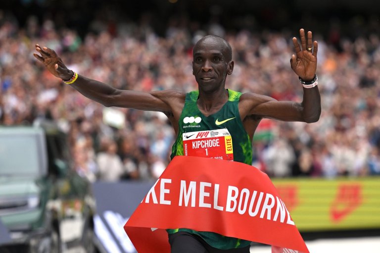 Two-time Olympic champion Kipchoge ends 3-year victory drought, wins Melbourne Marathon | iNFOnews.ca