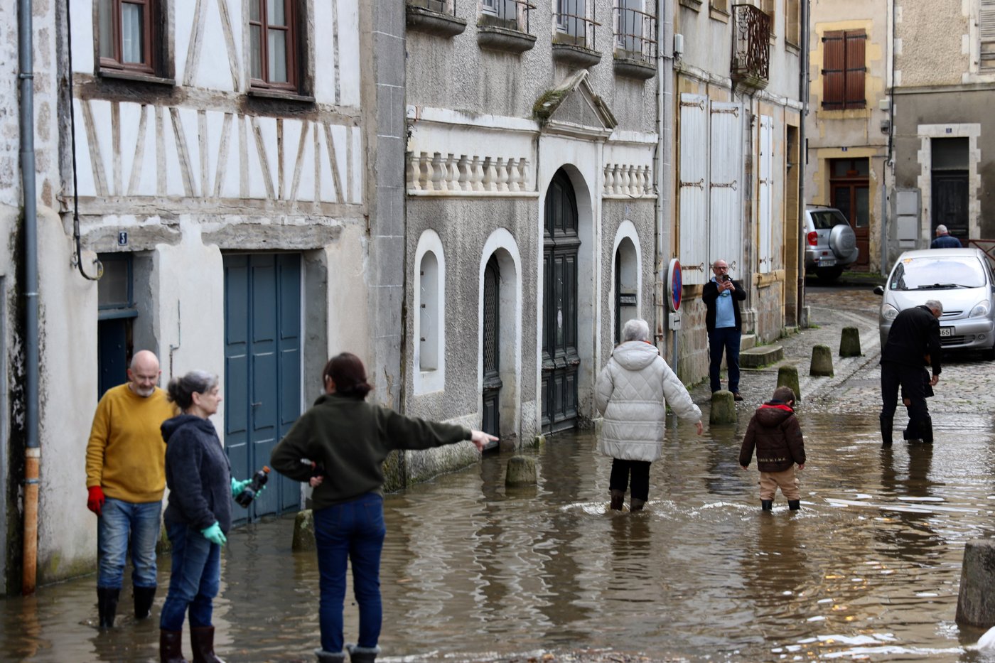 Storm aftermath leaves 2 dead in France; flood alerts to remain Saturday | iNFOnews.ca Storm aftermath leaves 2 dead in France; flood alerts to remain Saturday | iNFOnews.ca