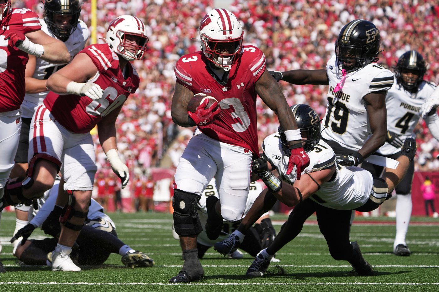 Locke throws for 359 yards and 3 TDs as Wisconsin steamrolls slumping Purdue 52-6 | iNFOnews.ca