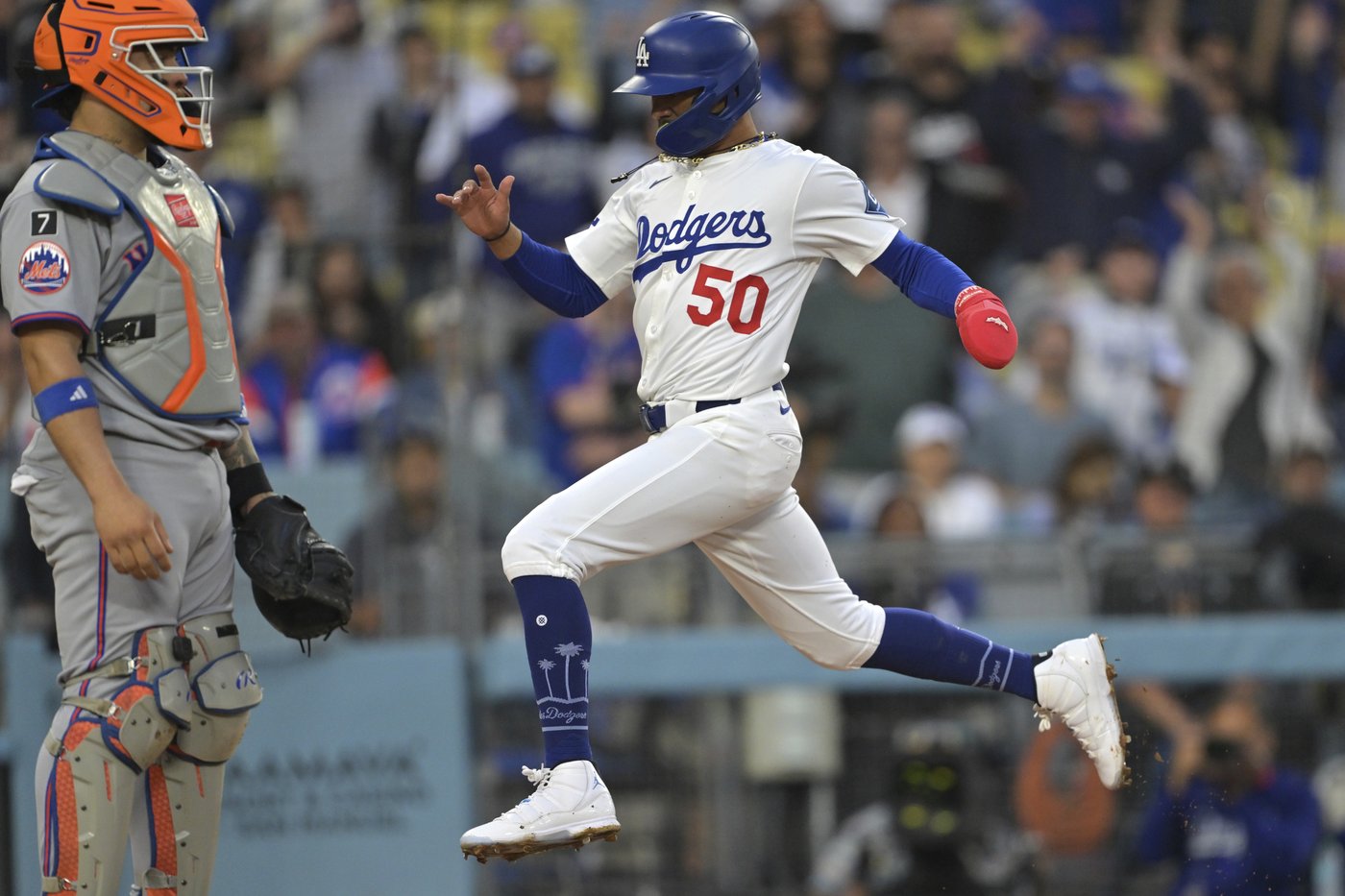 Muncy's 2 homers and Freeman's RBI double lift Dodgers over Mets 6-5 in 10 innings | iNFOnews.ca