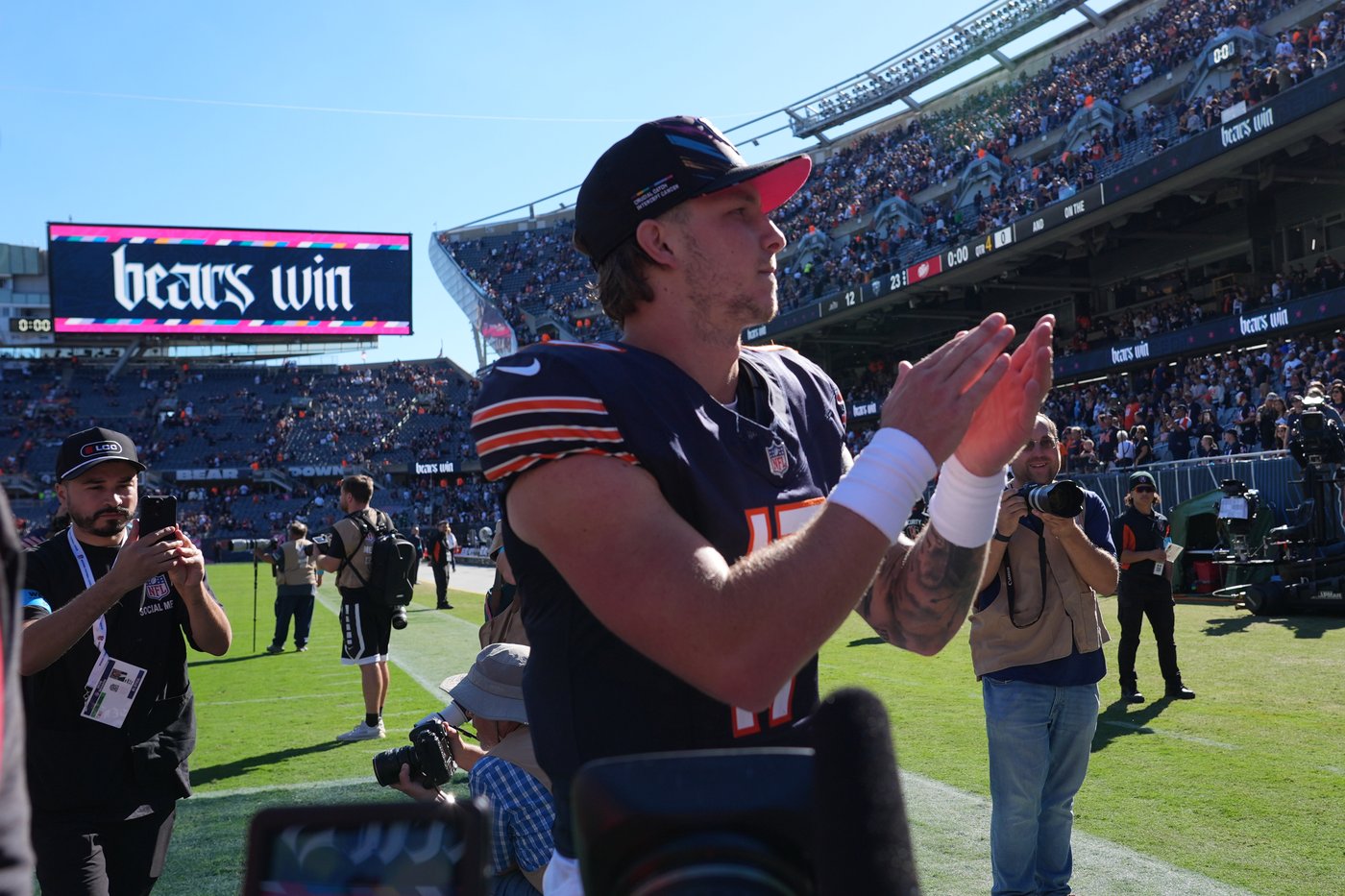 Keenum makes 'ceremonial first pitch' for the Bears before Bagent takes over at QB against the Jets | iNFOnews.ca