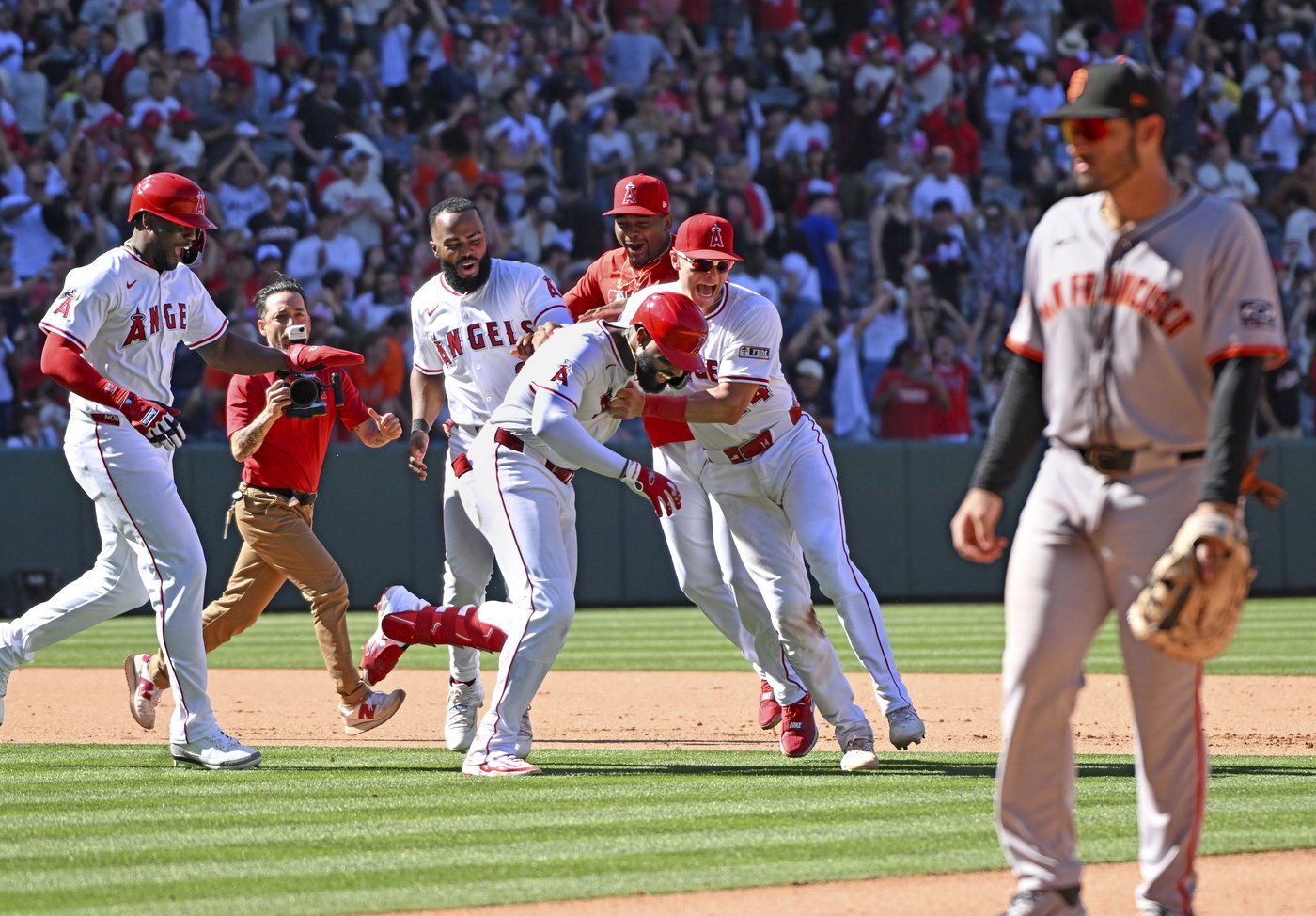 Adell's bases-clearing double in a 4-run 9th helps Angels beat Giants 5-4 | iNFOnews.ca