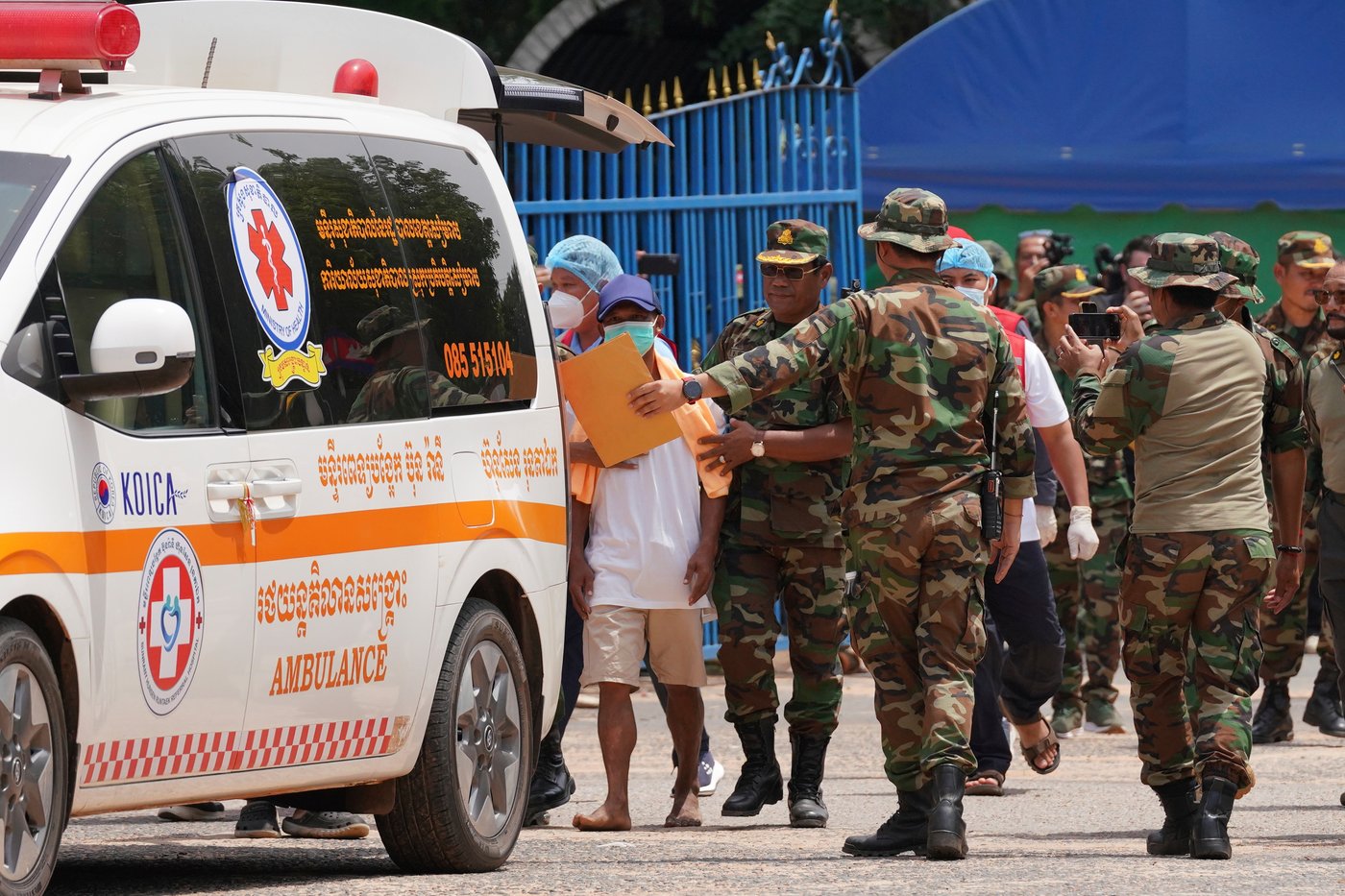 Thailand returns 2 wounded soldiers to Cambodia but continues to hold 18 of their comrades | iNFOnews.ca