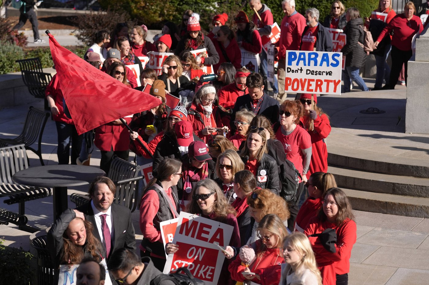 Striking Massachusetts teachers appeal to governor on Statehouse steps | iNFOnews.ca Striking Massachusetts teachers appeal to governor on Statehouse steps | iNFOnews.ca