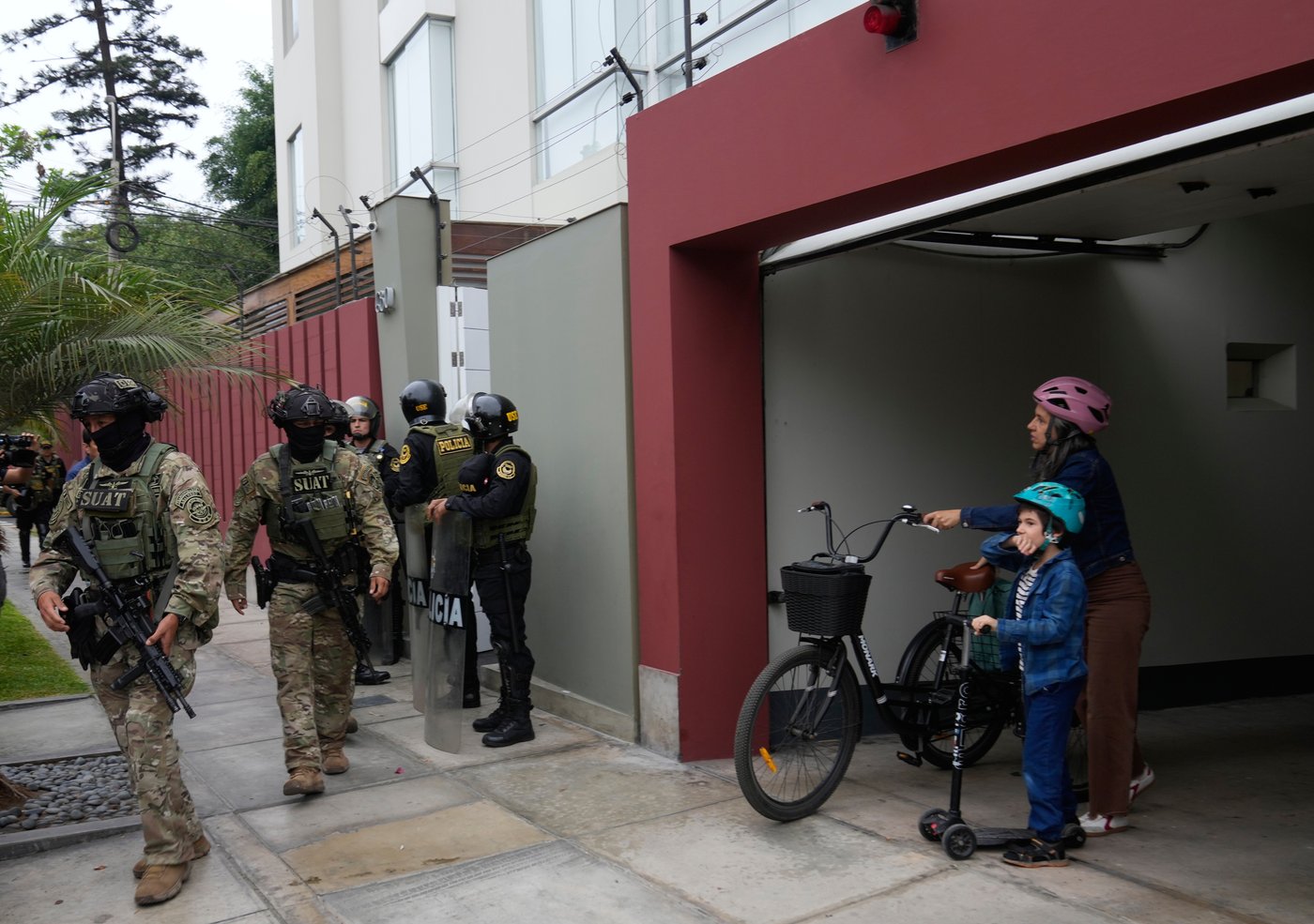 Peru police raid ex-election chief’s home as ballot shortages spark a widening probe | iNFOnews.ca