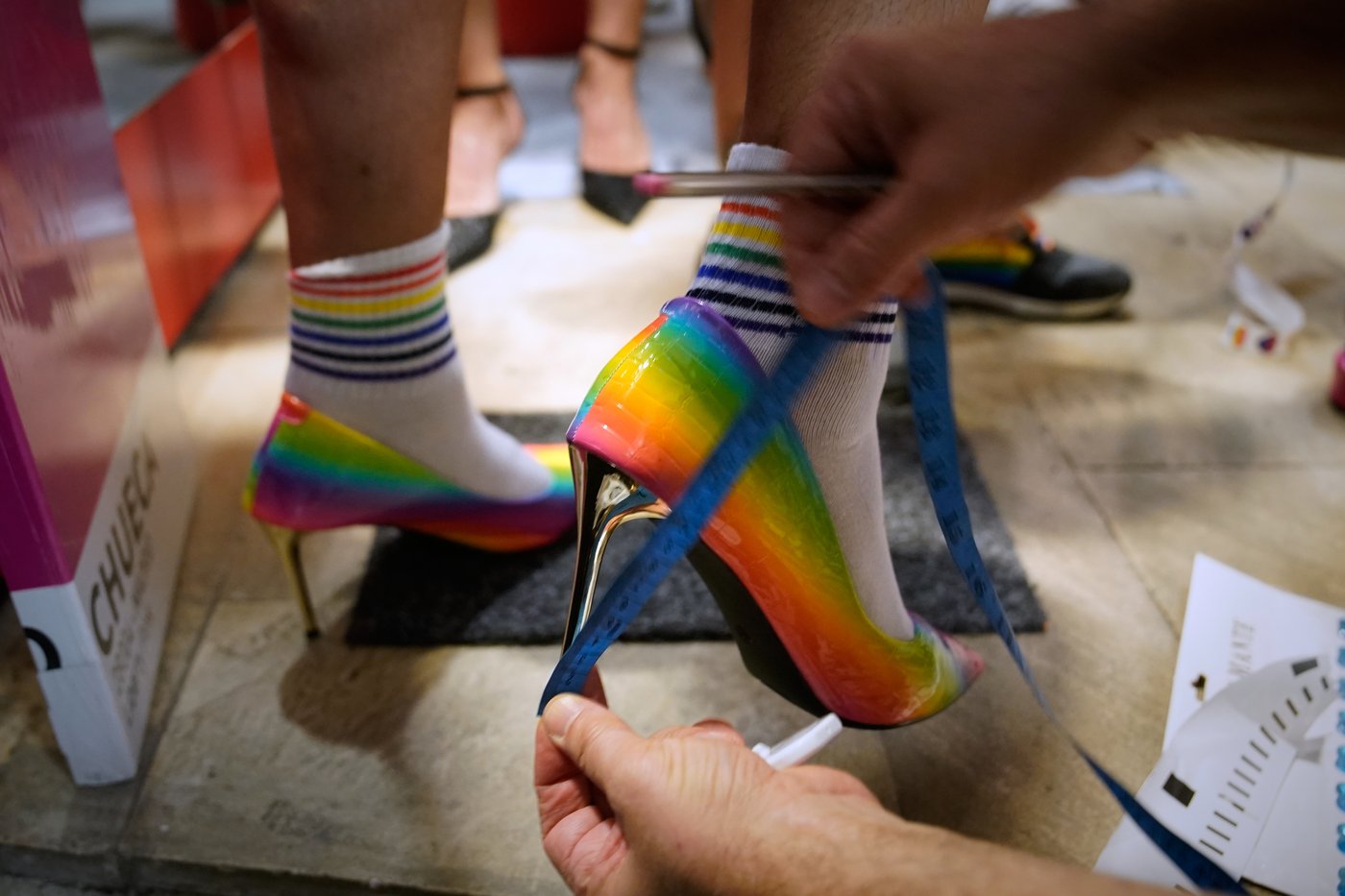 People race through Madrid in high heels during Pride, in photos | iNFOnews.ca