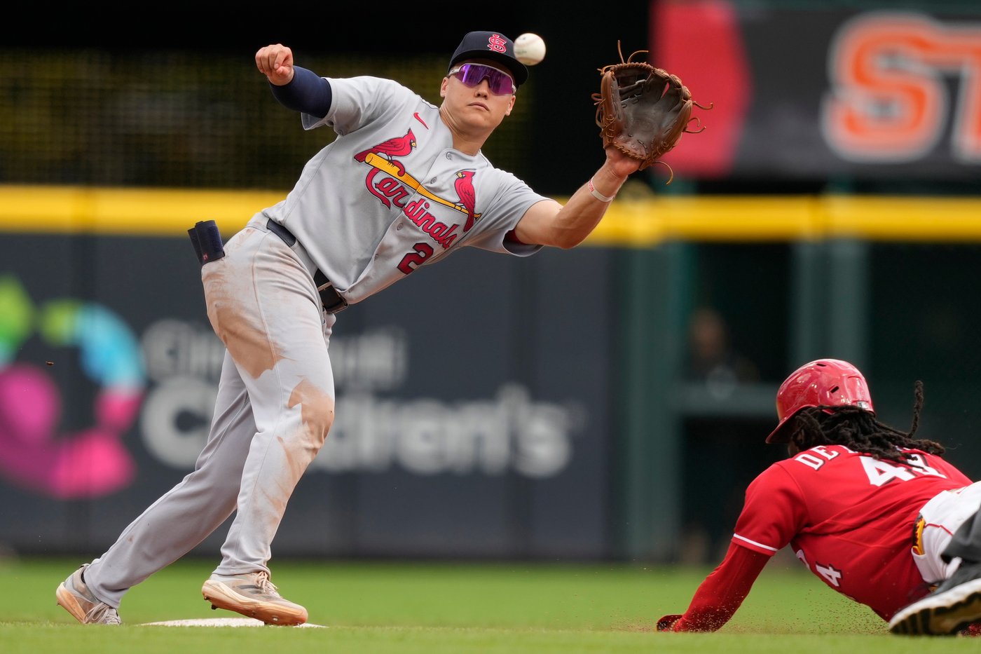 Dane Myers' dropped fly with 2 outs in 9th gives Cardinals a wild 10-9 win over Reds | iNFOnews.ca