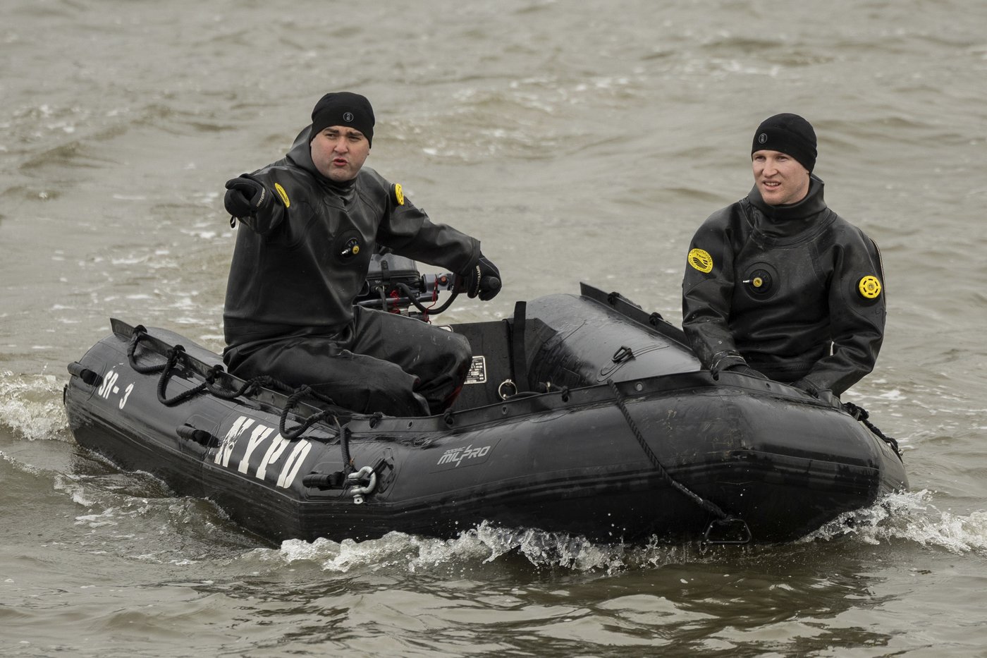 Divers search for parts after NYC helicopter crash killed a family of five and the pilot, a Navy vet | iNFOnews.ca Divers search for parts after NYC helicopter crash killed a family of five and the pilot, a Navy vet | iNFOnews.ca