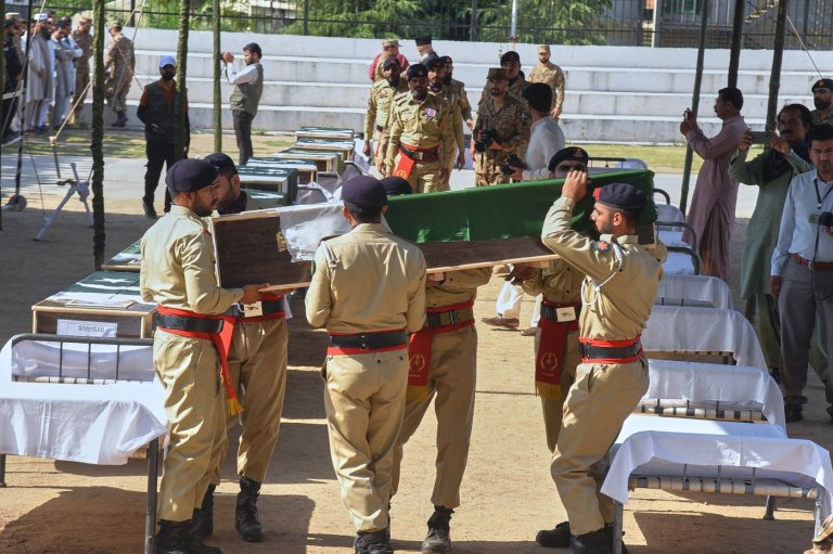 A mass funeral is held for 22 Pakistani soldiers who died in a helicopter crash in Kashmir | iNFOnews.ca