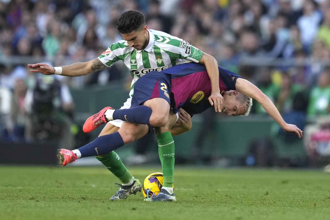 Flick sent off for protesting penalty in Barcelona draw and Real Madrid closes on leader | iNFOnews.ca