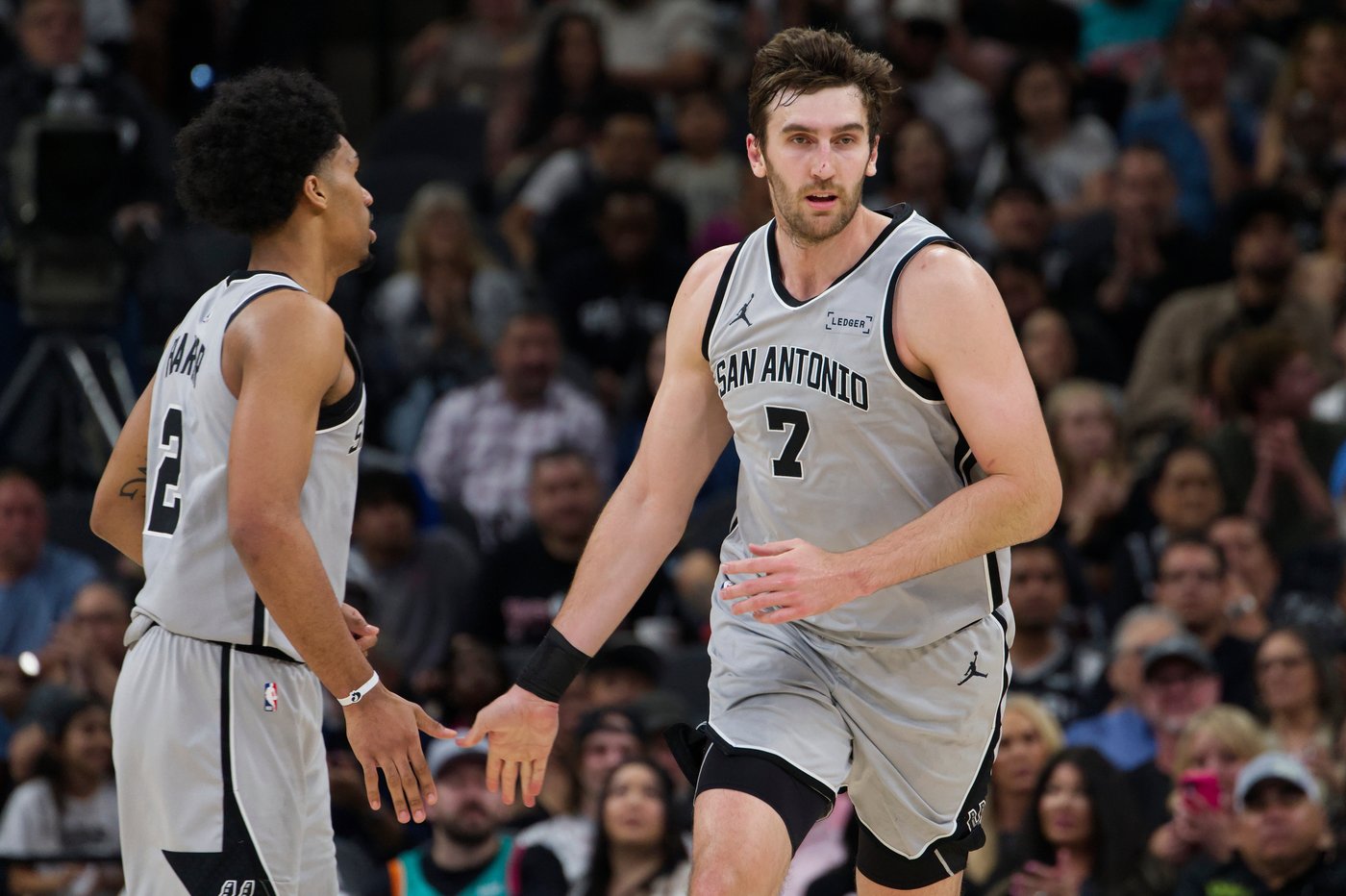 Fox scores 25 points to lead short-handed Spurs past Trail Blazers 112-101 | iNFOnews.ca