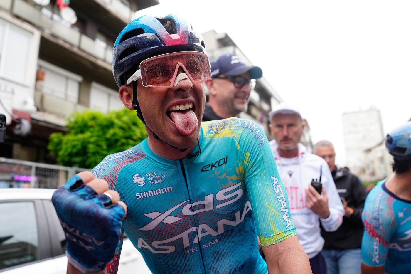 Uruguay's Guillermo Silva wins crash-marred stage 2 of Giro and claims overall lead | iNFOnews.ca