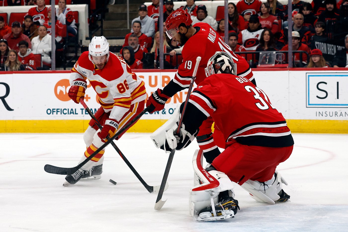 Bussi makes 15 saves for 1st NHL shutout, Ehlers scores in OT in Hurricanes' 1-0 win over Flames | iNFOnews.ca