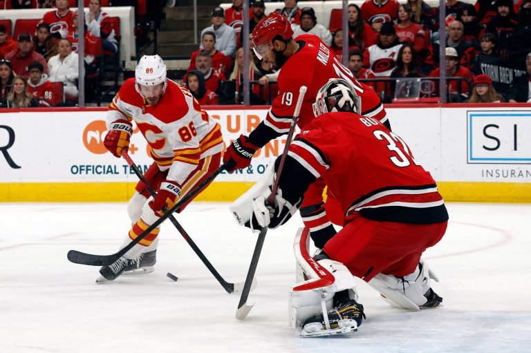 Bussi makes 15 saves for 1st NHL shutout, Ehlers scores in OT in Hurricanes' 1-0 win over Flames | iNFOnews.ca