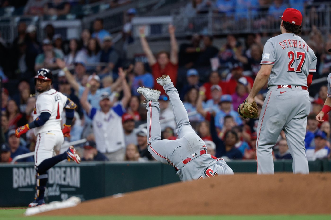 Elly De La Cruz hits 30th homer and Reds rally for 7-6 win over Braves, who lock up NL's No. 3 seed | iNFOnews.ca Elly De La Cruz hits 30th homer and Reds rally for 7-6 win over Braves, who lock up NL's No. 3 seed | iNFOnews.ca