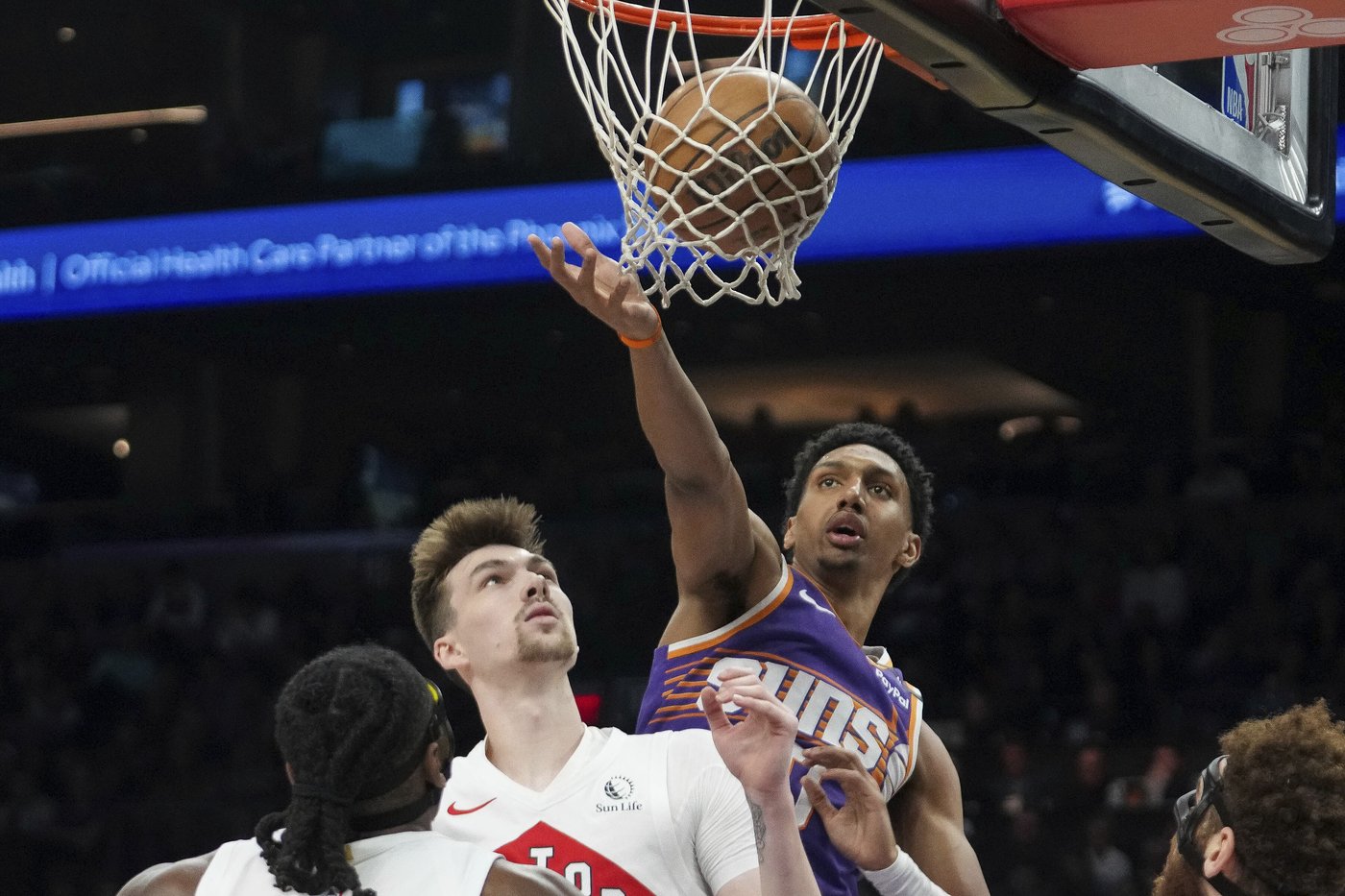 Devin Booker leads big 2nd quarter, Suns rout Raptors 129-89 | iNFOnews.ca Devin Booker leads big 2nd quarter, Suns rout Raptors 129-89 | iNFOnews.ca