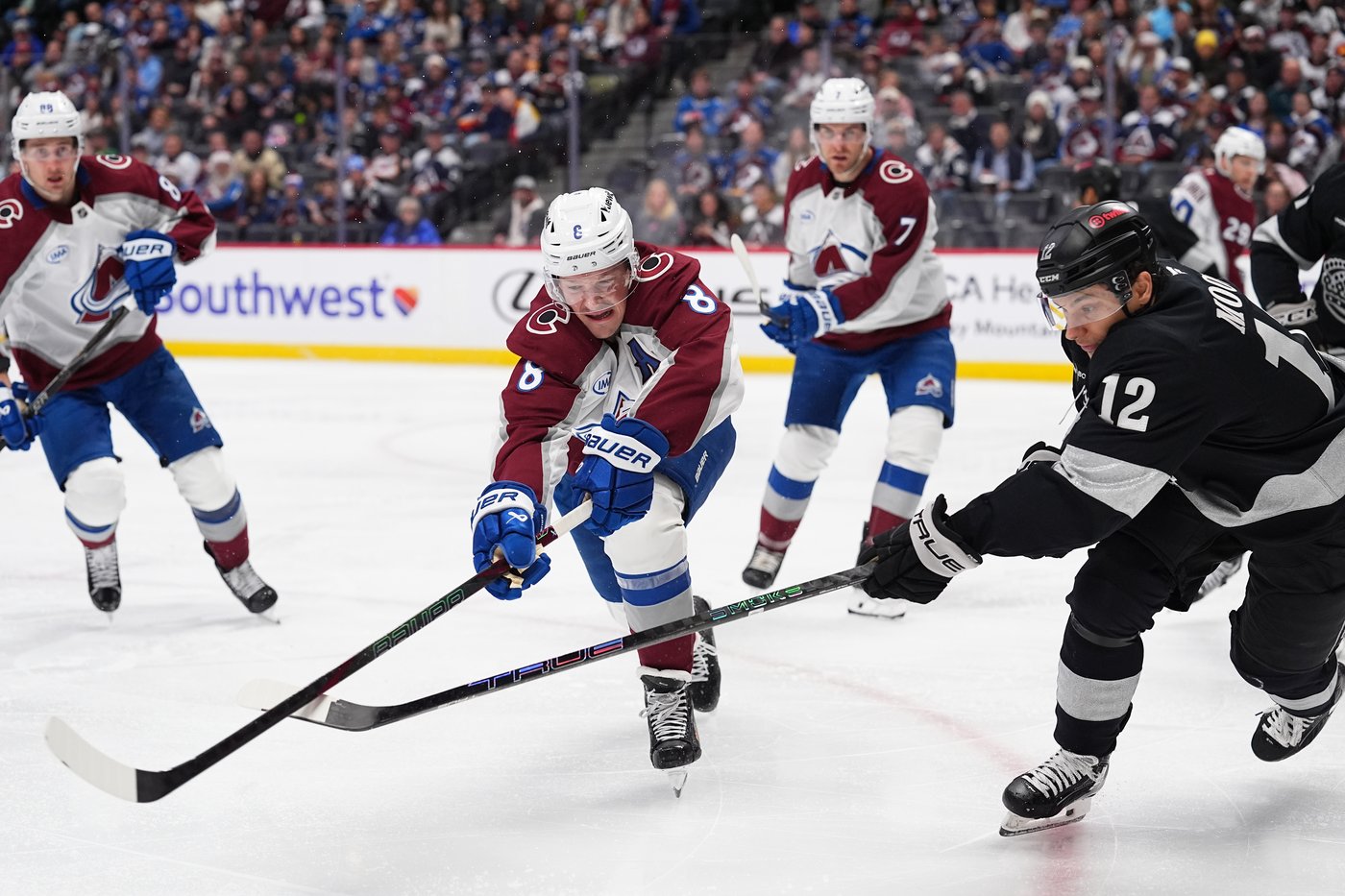 MacKinnon scores 399th career goal as surging Avalanche beat Kings 5-2 | iNFOnews.ca