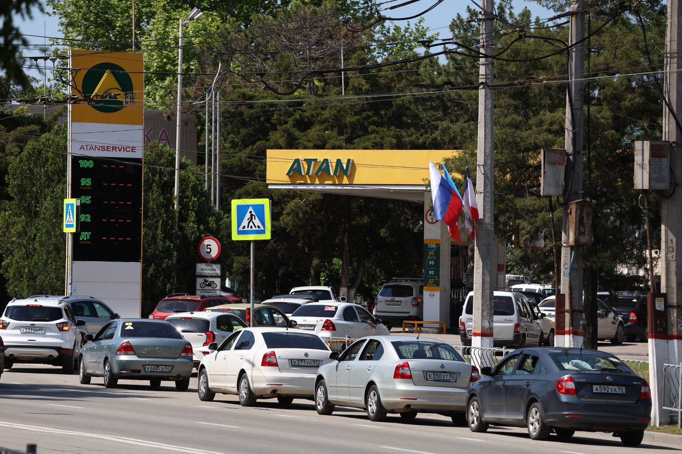 Ukraine hits fuel supplies to Crimea, sparking a fuel crisis on the Russian-held peninsula | iNFOnews.ca