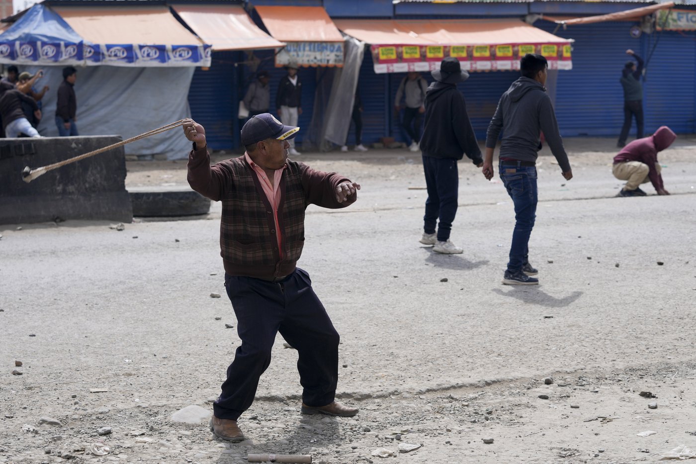 Rival protesters clash in Bolivia as ex-President Evo Morales leads a march to the capital | iNFOnews.ca Rival protesters clash in Bolivia as ex-President Evo Morales leads a march to the capital | iNFOnews.ca