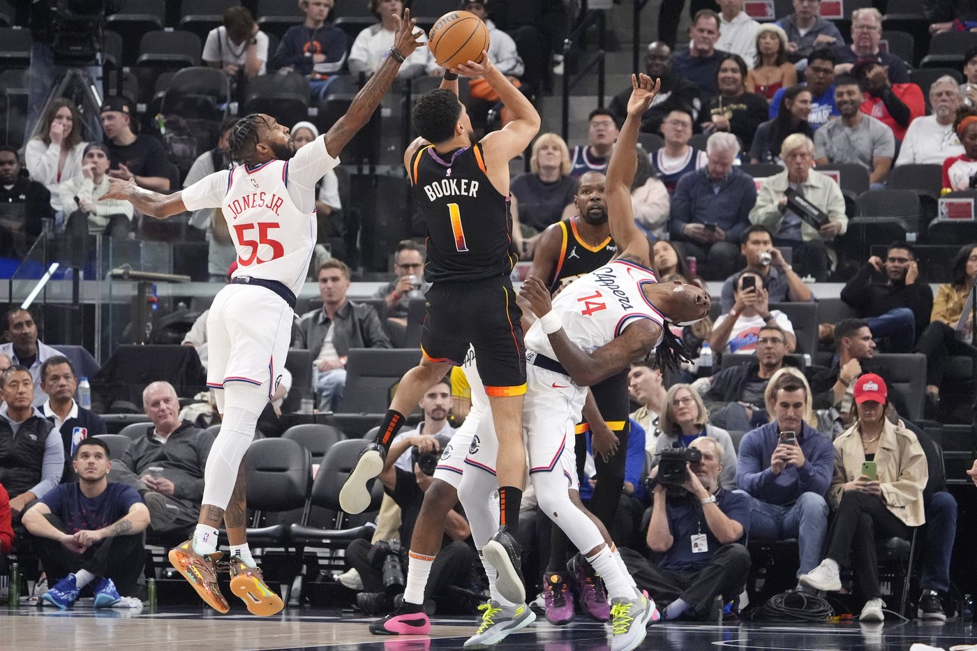 Booker and Durant lead Suns to 125-1119 comeback win over Clippers | iNFOnews.ca