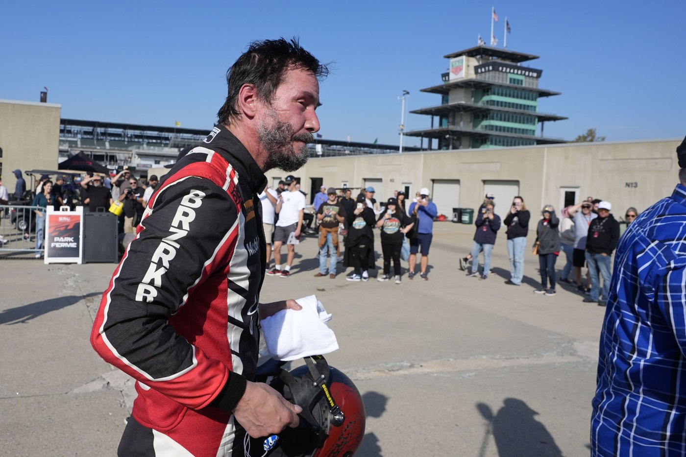 Keanu Reeves crashes at Indianapolis Motor Speedway in pro auto racing debut | iNFOnews.ca