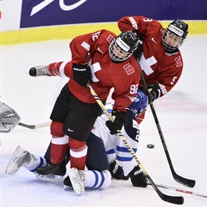 Canadian women's hockey team to face Finland in world championship semifinal | iNFOnews.ca CP32529402